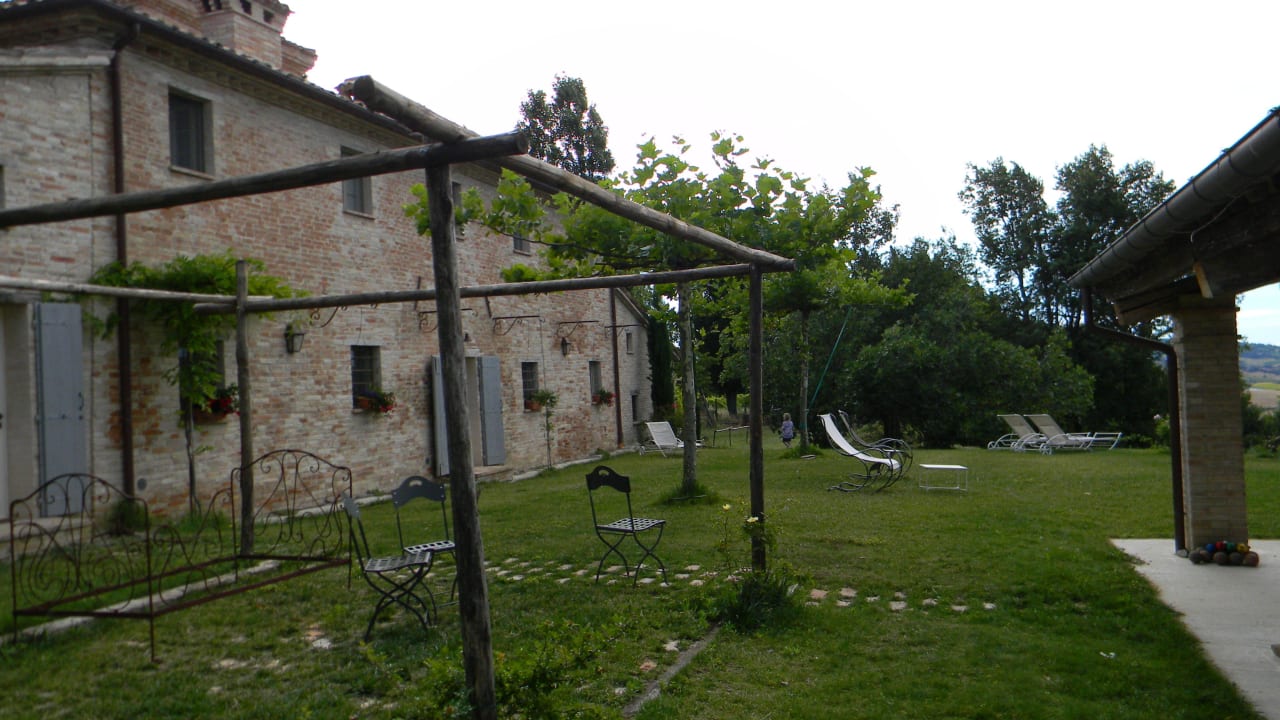 Widok na obiekt od strony ogrodu Il Casale del Duca