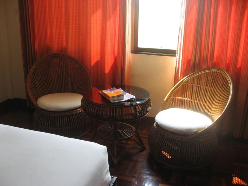Sitzgelegenheit im Zimmer Palm Garden Hotel