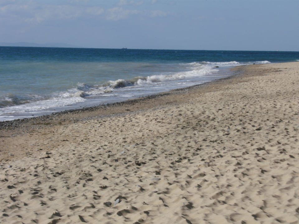 Weitläufiger Strand rechte Seite Royal Park Hotel & Aqua park