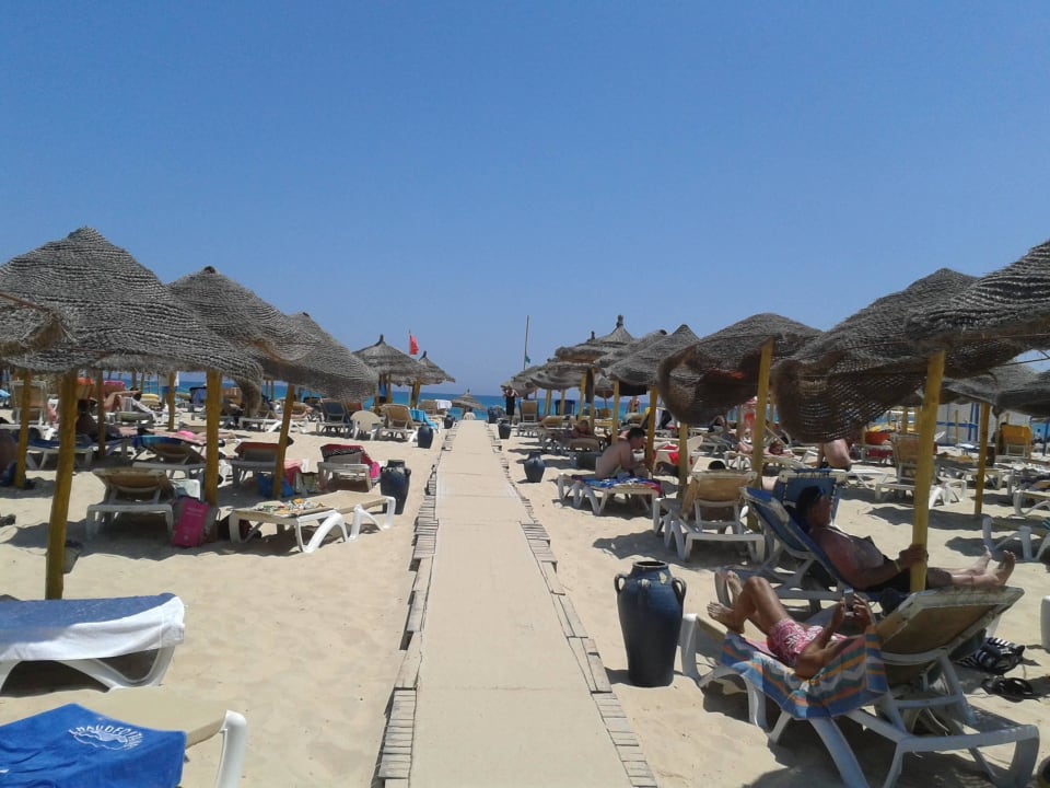 Europaletten als Strandweg Hotel Nesrine