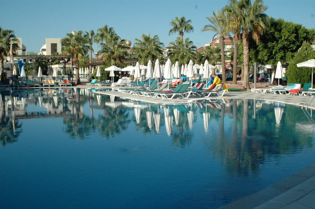 Der Pool am frühen Morgen - einfach nur schön  Hane Family Resort