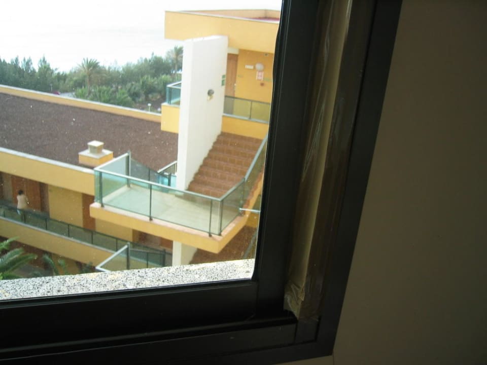 Tesa hält das Fenster zu SBH Club Paraiso Playa