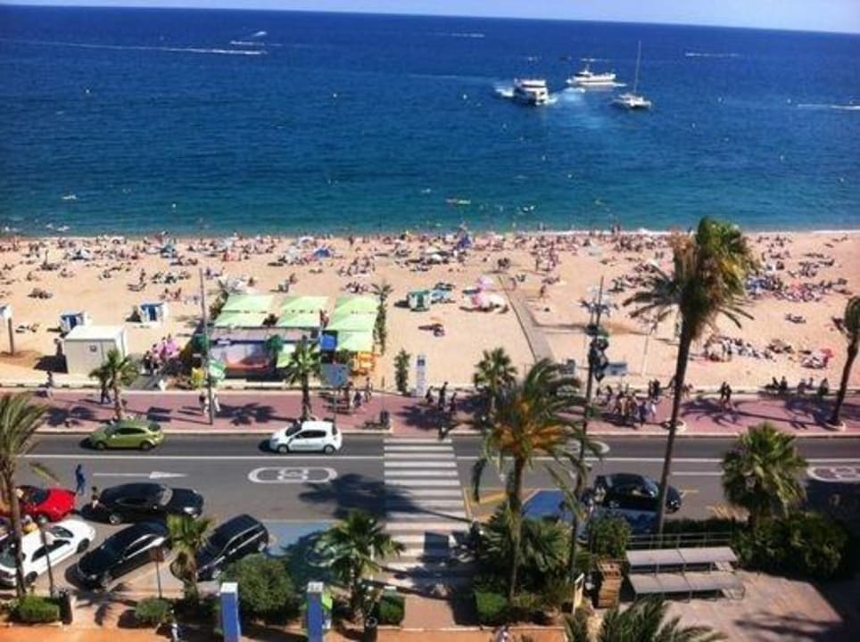 Blick vom Dach-Pool auf den Strand Hotel Miramar