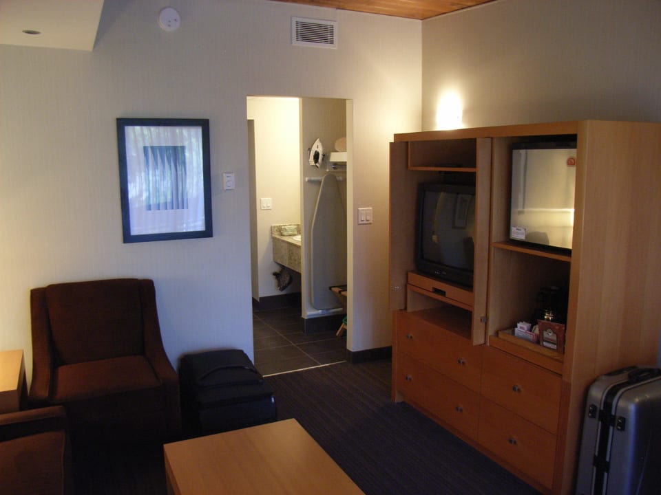 Wohnbereich mit Blick Richtung Bad Hotel Banff Aspen Lodge