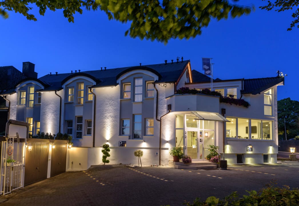 Hotel Böving Haupteingang mit Parkflächen Hotel Böving