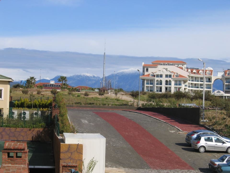 Verschneite Gipfel des Taurus Adalya Resort & Spa - Adults Only