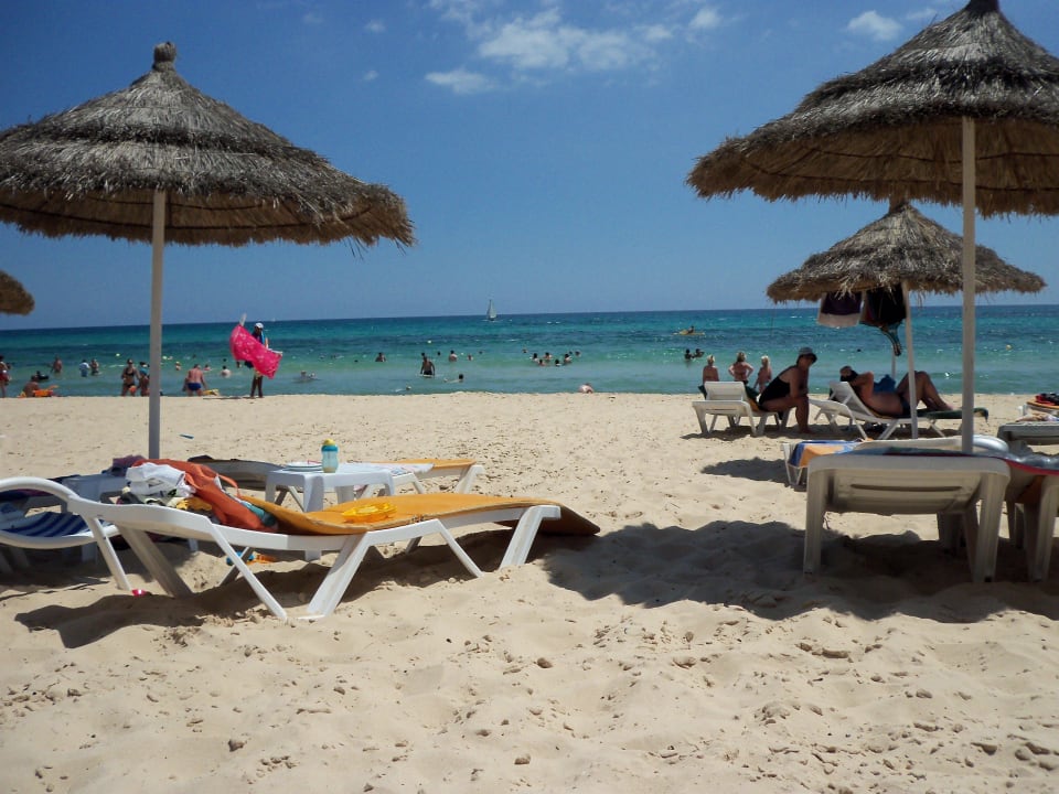 Sable fin et mer calme  Hotel Royal Nozha