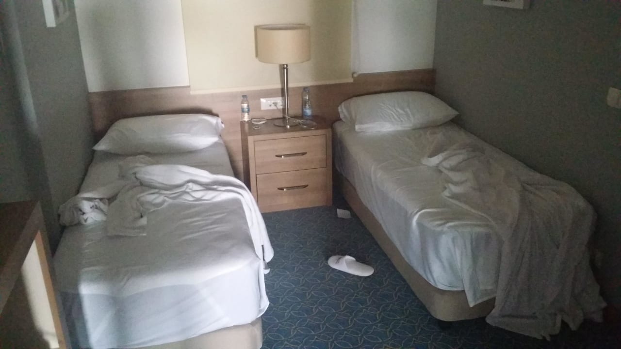 Kinder schlafen am Gang La Blanche Island Bodrum