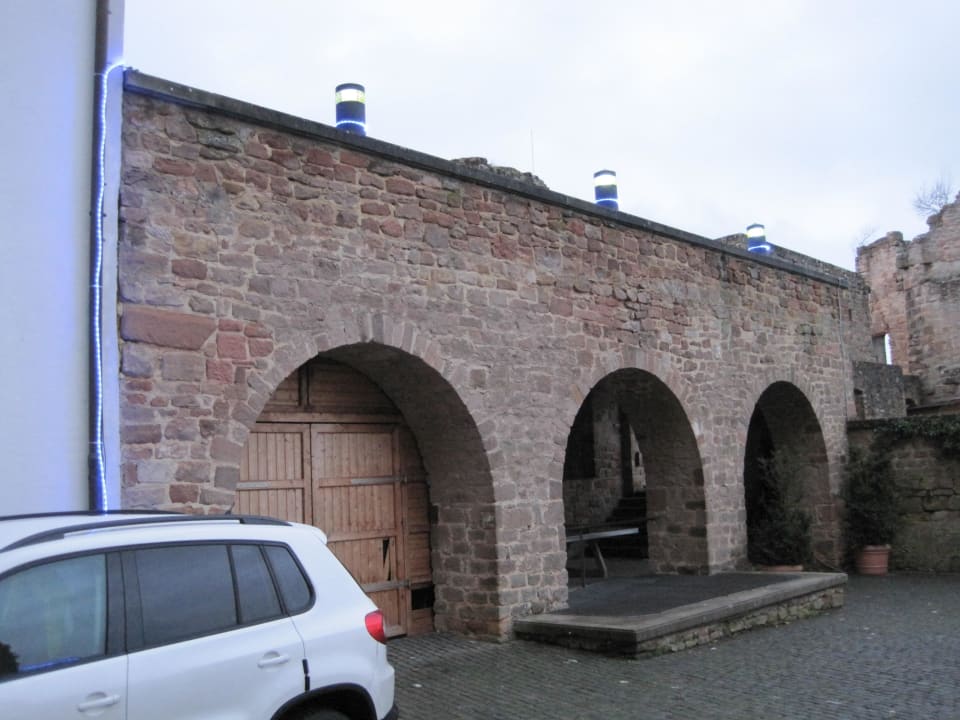 Der Burghof mit Brunnen Burg-Jugendherberge Altleiningen