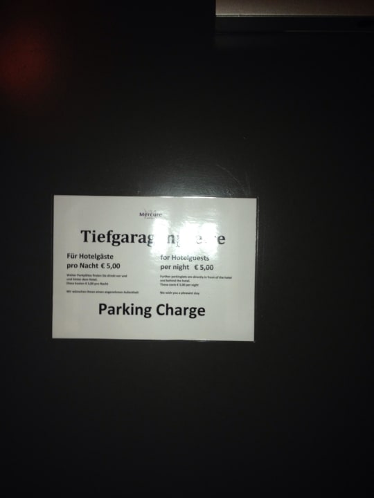 Tür zur Tiefgarage  Hotel Mercure Düsseldorf-Neuss