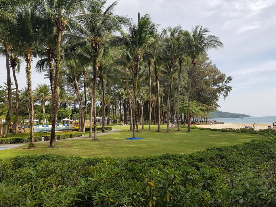 Links der Pool rechts der Strand Dusit Thani Krabi Beach Resort