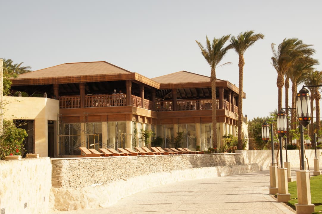 Strandpromenade mit Blick auf California Bar   Makadi Spa - Adults only