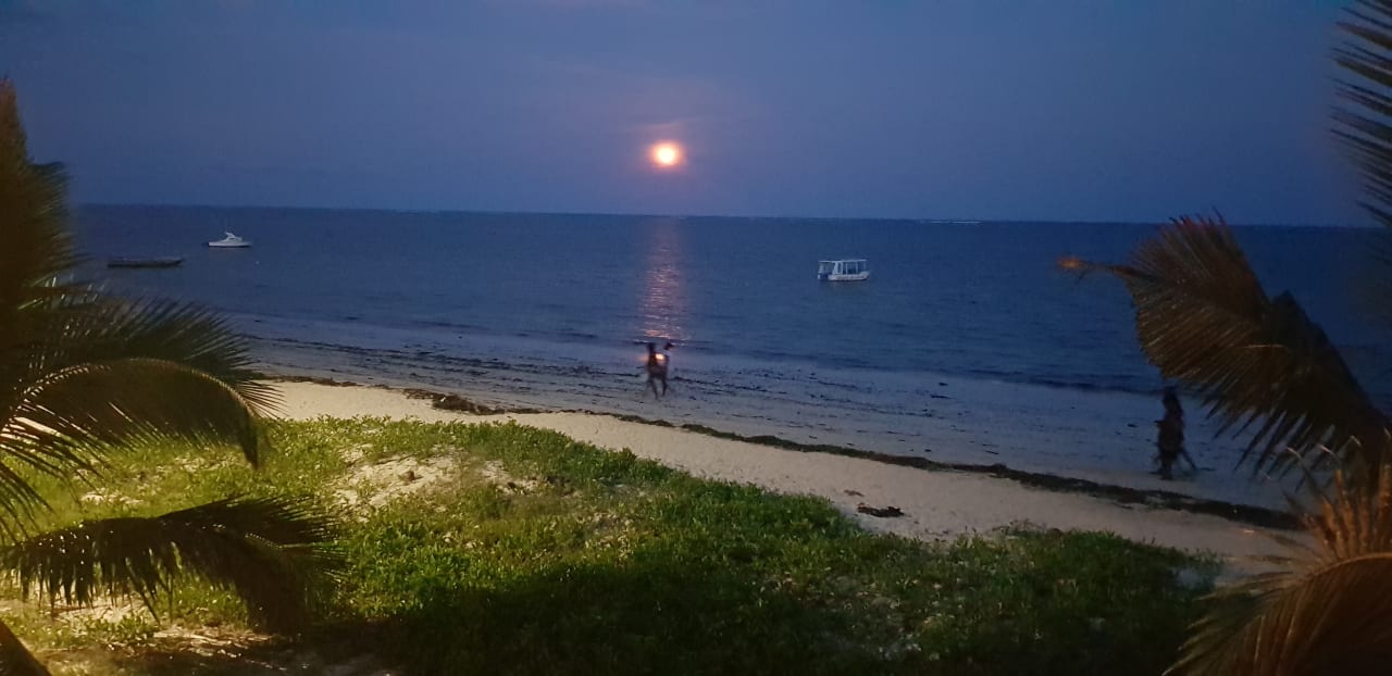 Strand Travellers Beach Hotel & Club