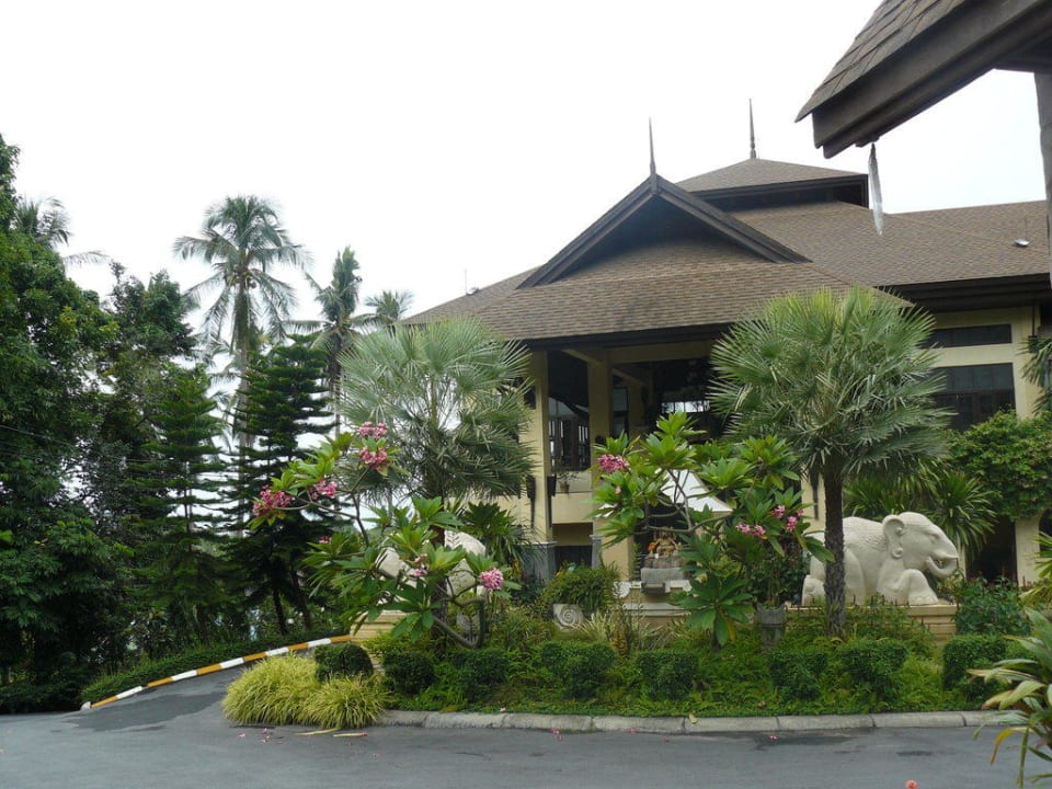 Hoteleingang The Fair House Beach Resort