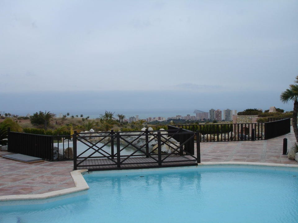 Pool mit Ausblick aufs Meer Melia Villaitana