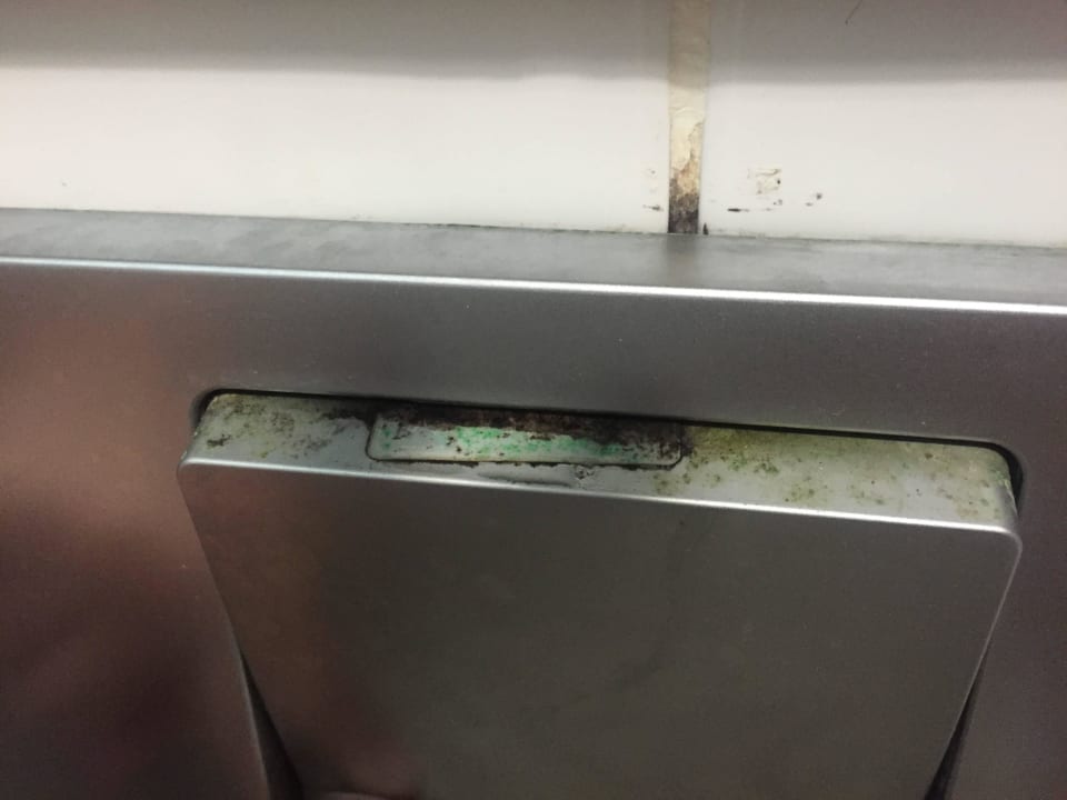 Dreckiger WC-Drücker Swiss-Belhotel Sharjah