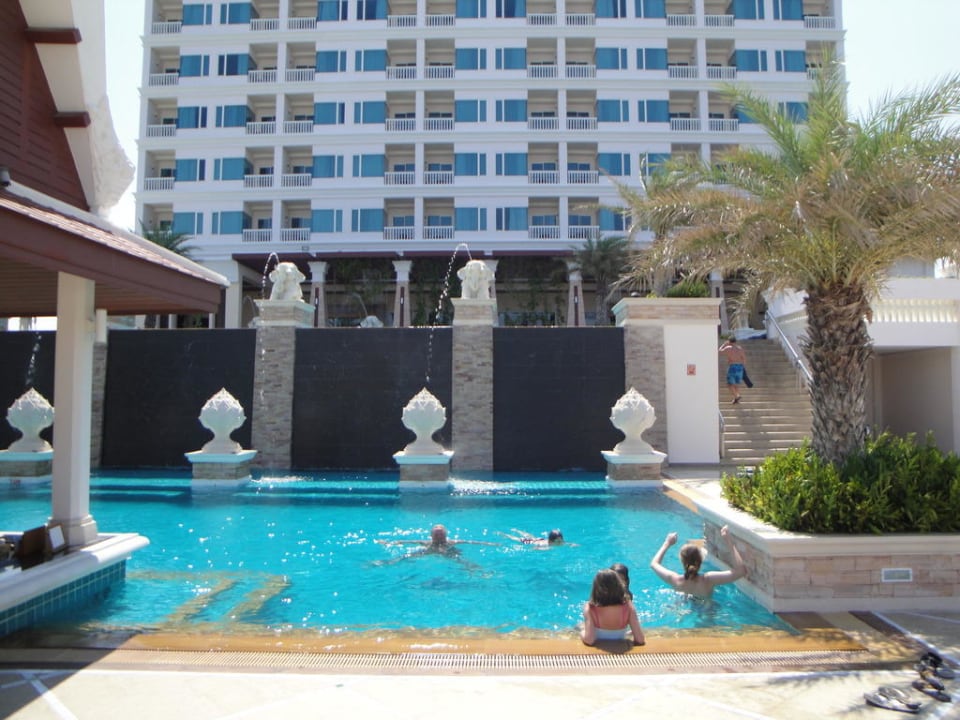 Unterer Pool mit Poolbar Hotel Grand Pacific Sovereign Resort & Spa