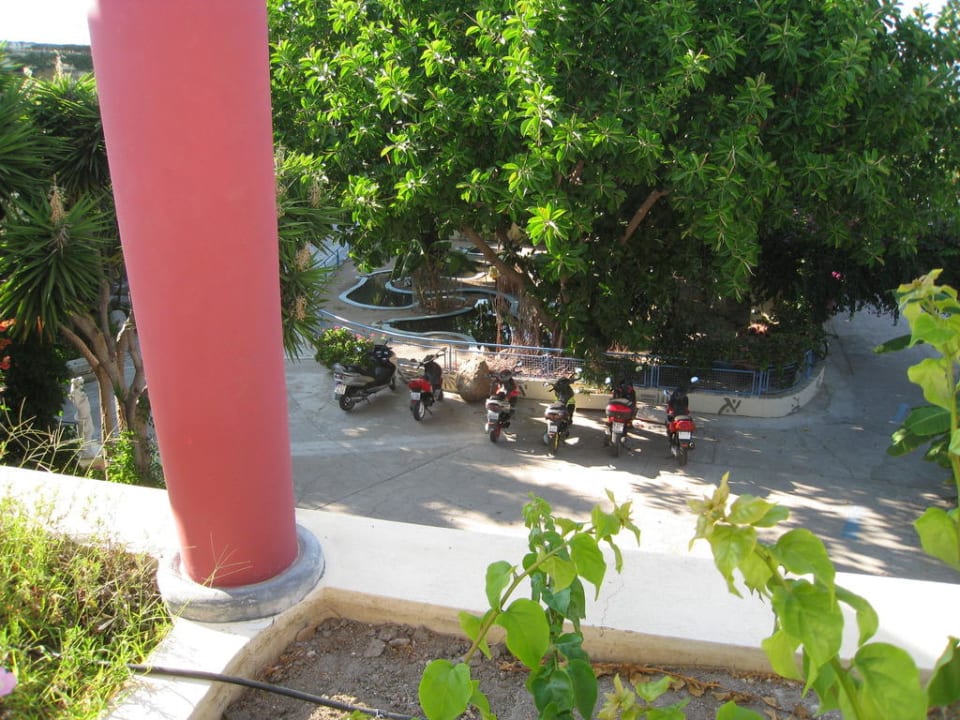 Parking przed hotelem Apollon Hotel