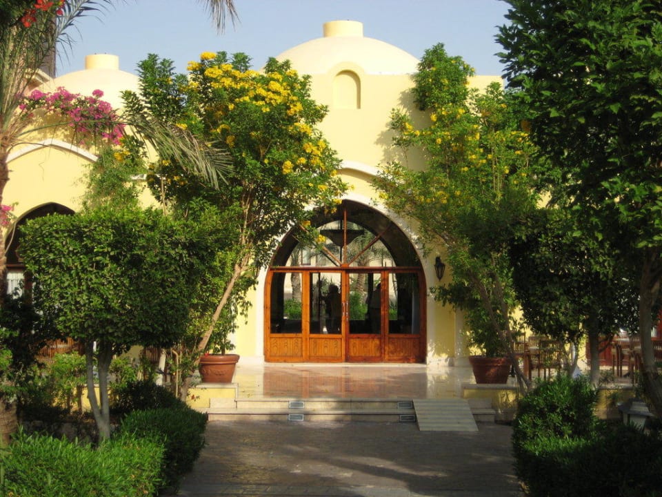 Eingang zur Lobby von der Anlage aus Jaz Makadi Saraya Resort