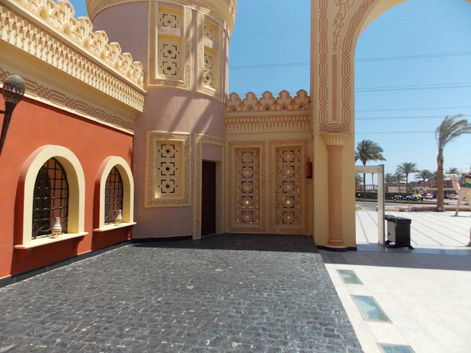 Вид выхода из отеля Pickalbatros Alf Leila Wa Leila Resort - Neverland Hurghada