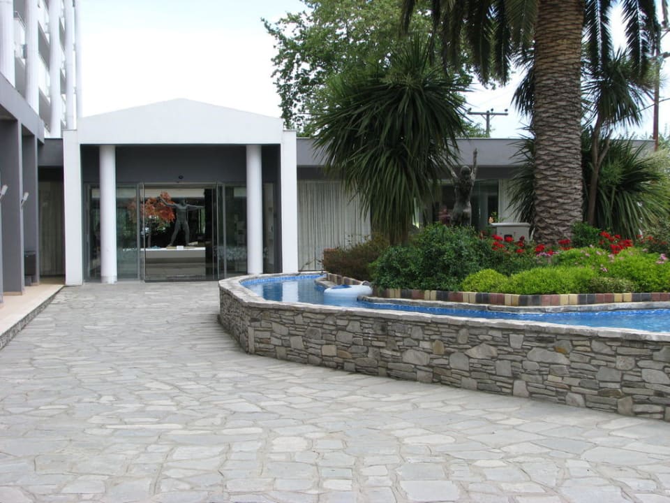 Aussen die weibliche Statue, innen die Männliche! Cronwell Platamon Resort