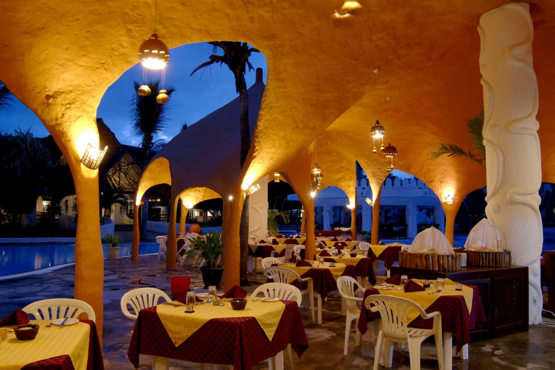 Manyatta restaurant Hotel Southern Palms Beach Resort