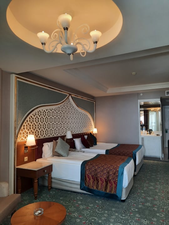 Zimmer Royal Taj Mahal Hotel