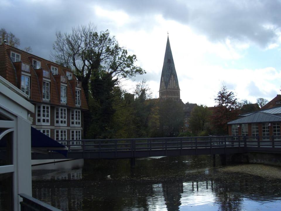 Links und rechts das Hotel Bergström Bergström Hotel Lüneburg