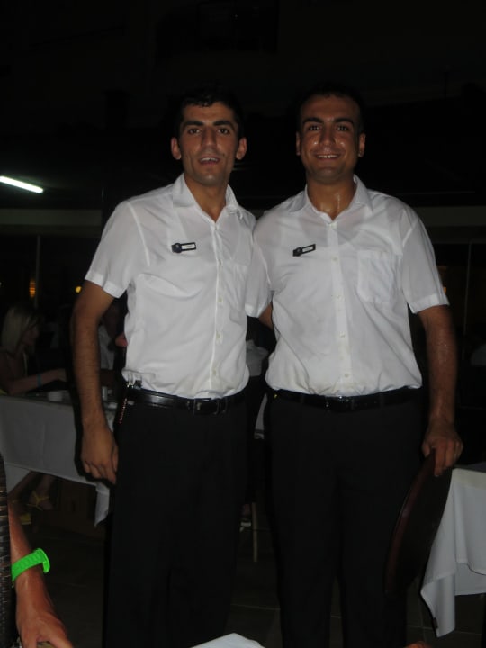 Unser super netter Kellner Sedy (rechts) Saphir Resort & Spa
