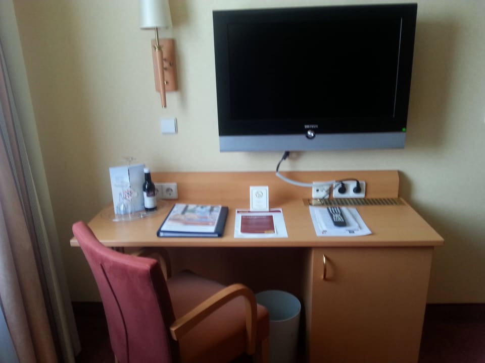 Schreibtisch u. Flachbild-TV. Programme unscharf ibis Styles Offenburg City