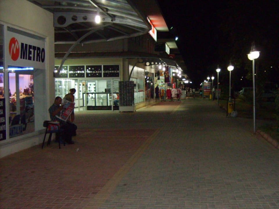 Neue Einkaufspassage an der Hauptstrasse Hotel Gardenia Beach