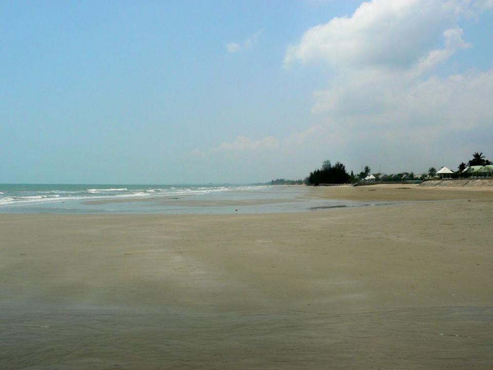 Strand bei Ebbe (rechts) Hotel Fisherman's Village Resort