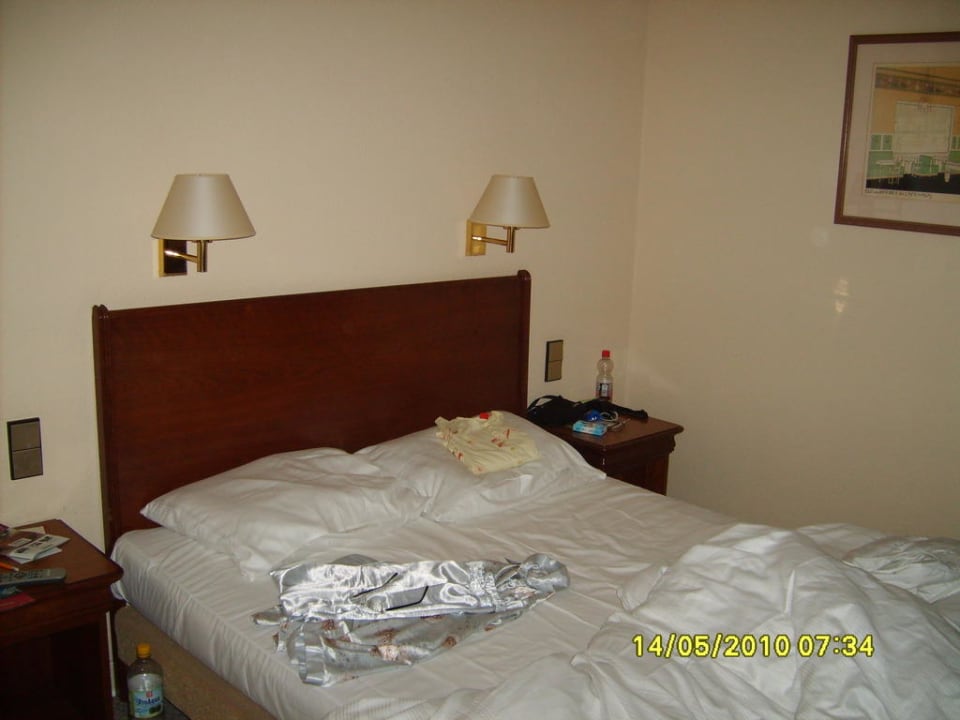 Kleines Doppelbett Leonardo Hotel Hamburg-Stillhorn