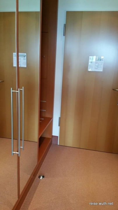 Flur und Schrank ATLANTIC Hotel Wilhelmshaven