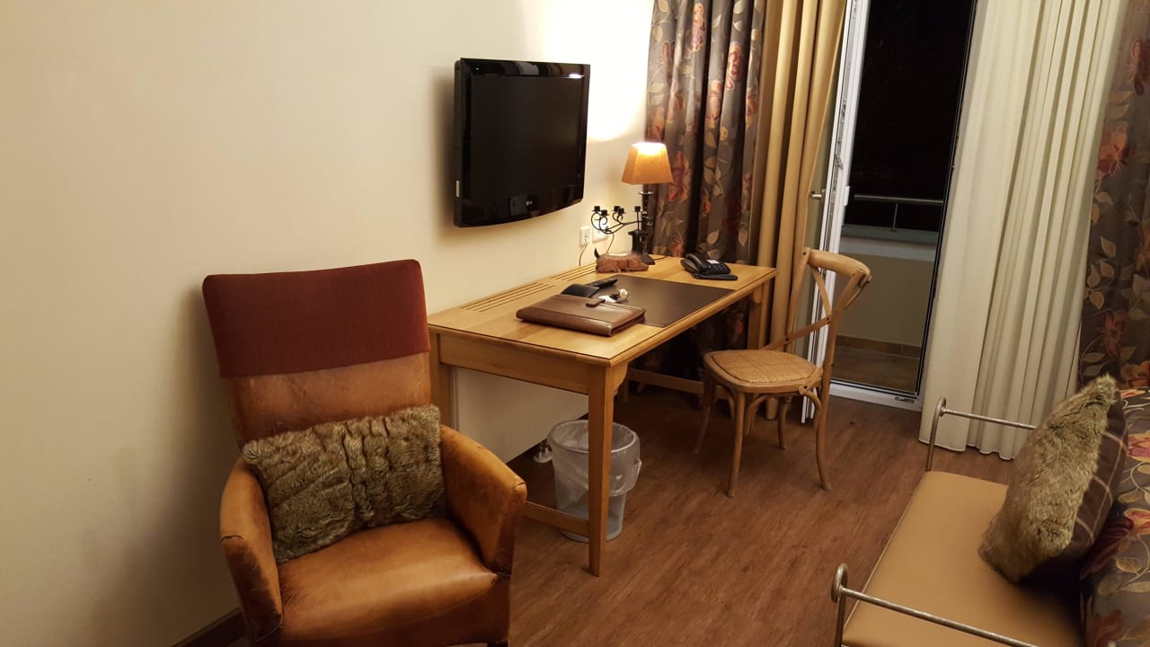 Sitzmöglichkeit und Schreibtisch Hotel Ampervilla