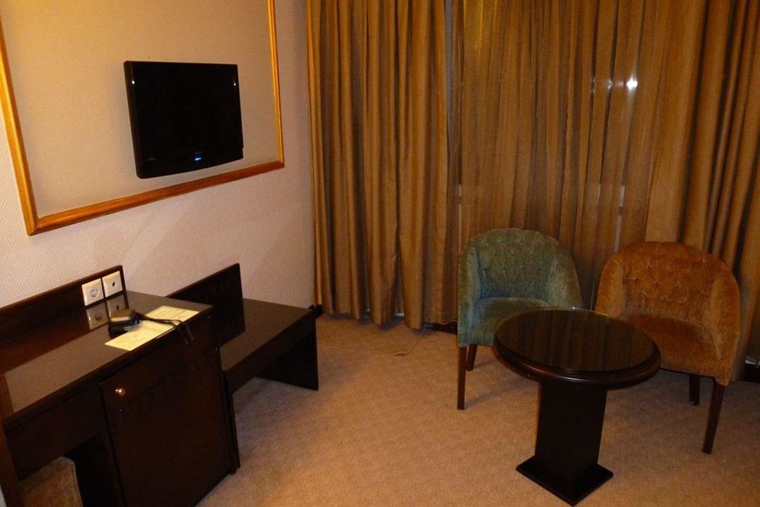 Zimmer im 5. Stock mit Balkon Hotel Black Bird