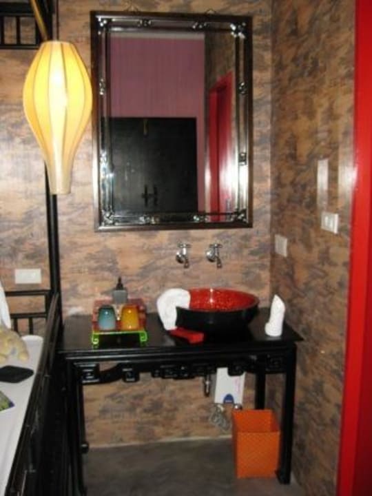 Waschbecken im Doppelzimmer Shanghai Mansion Bangkok