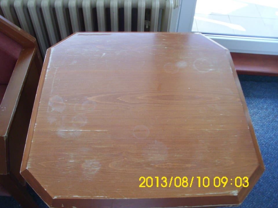 Abgenutzter Tisch Zi. Nr. 208 Orea Resort Horizont