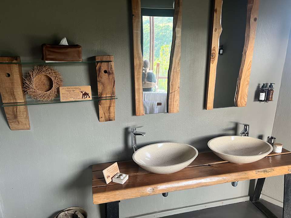 Zimmer Rhino Ridge Safari Lodge