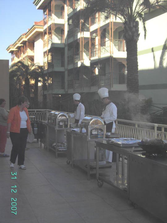 Köche beim Grillen während des Mittagessens Trendy Aspendos Beach Hotel