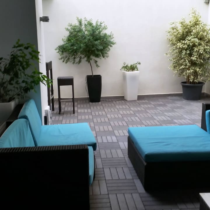 Innenhof Days Inn Hotel & Residence