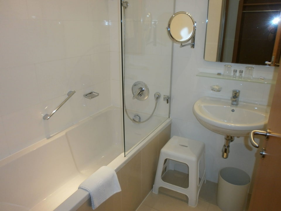 Das Bad mit Duschwanne City Hotel Albrecht