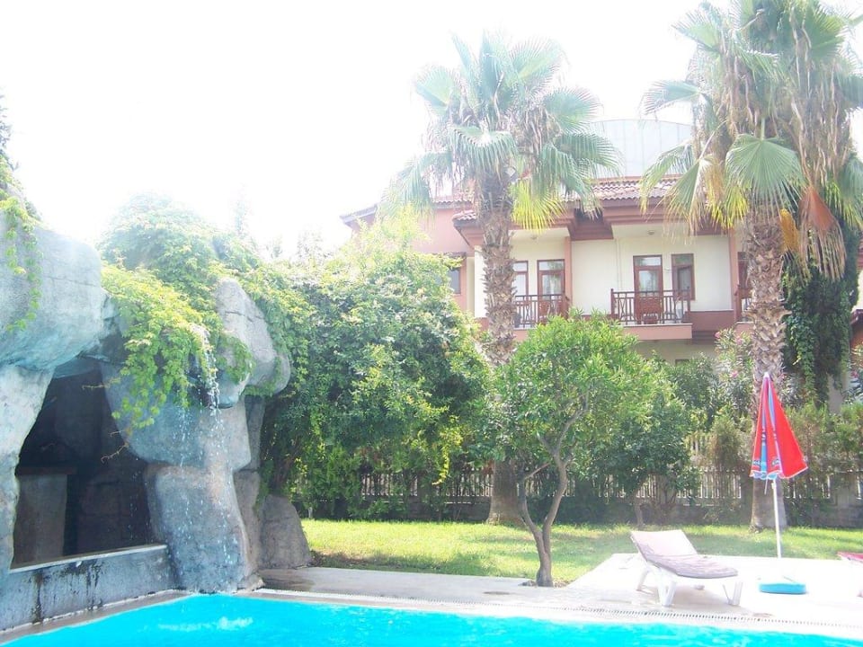 Poolanlage am Appartmenthaus Armas Gül Beach