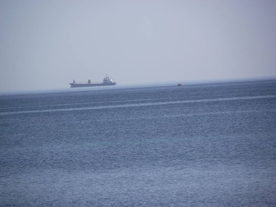 Ein Tanker von vielen auf Reede Alassio Hotel and Thalasso