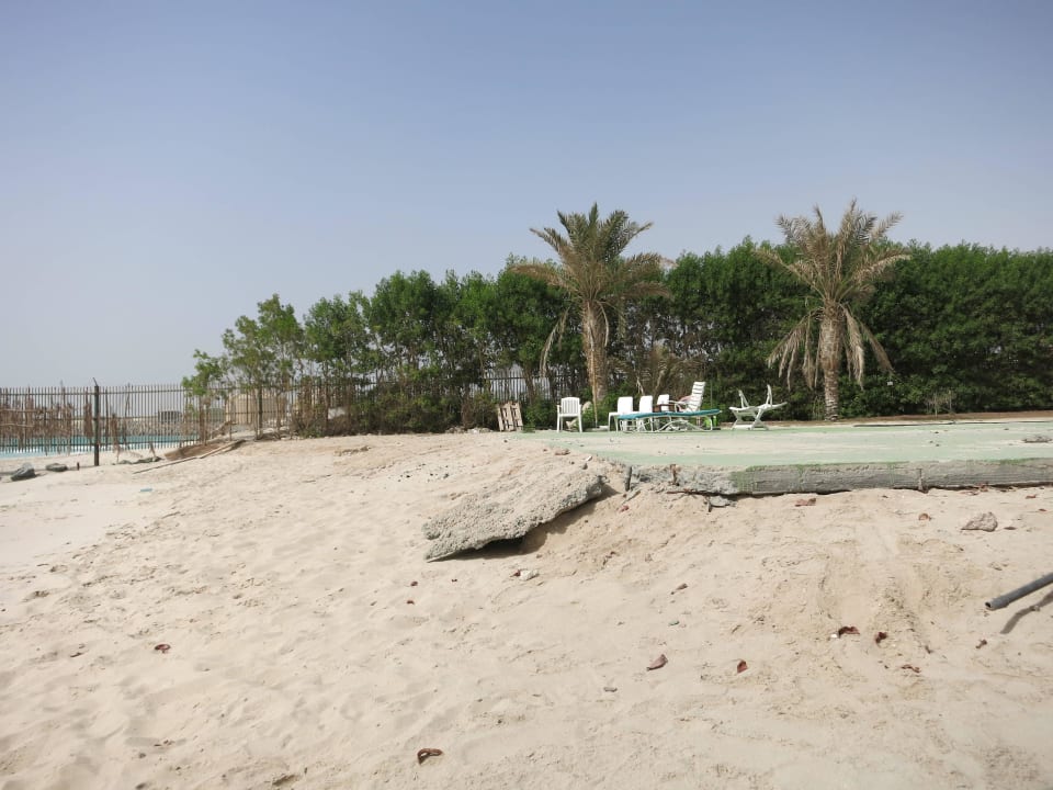 Strand des Partnerhotels, zu dem man gefahren wird Corniche Hotel Sharjah