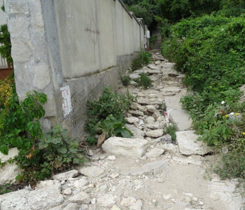 Weg vom Strand zum Hotel Hotel AquaView