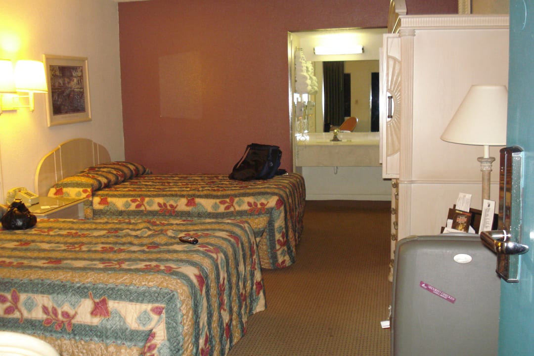 2 schöne große Betten! Hotel Super 8 Kissimmee Suites