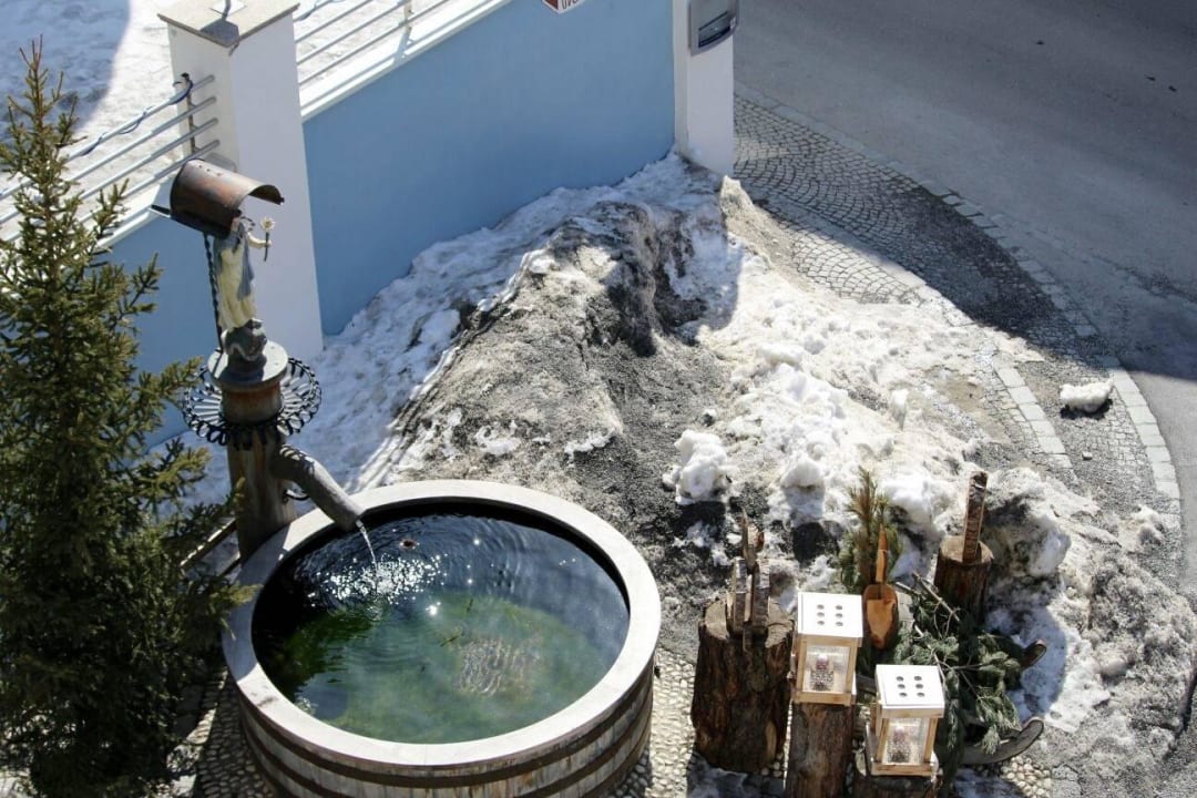 Brunnen vor dem Hotel Aktiv Hotel Schwarzer Adler