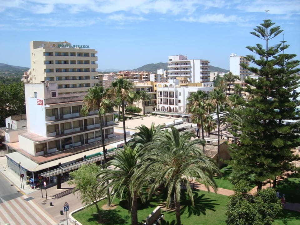 Ausblick vom Balkon auf die Einkaufspassage Hotel Biniamar
