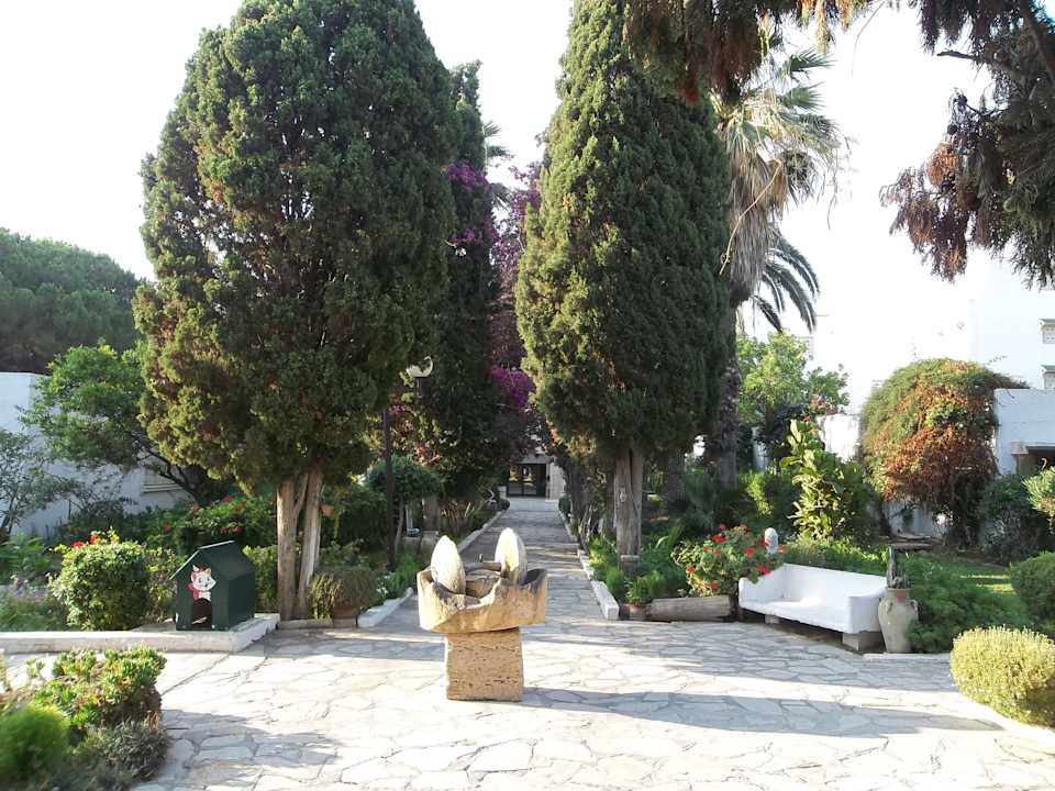 Schöne Gartenanlage The Orangers Beach Resort and Bungalows